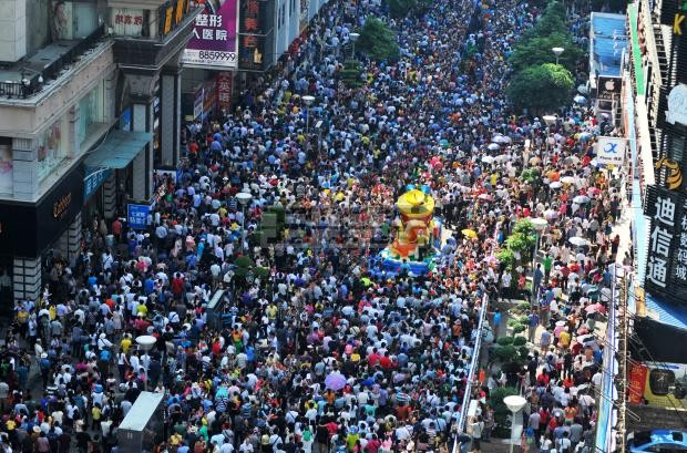 Hàng ngàn người dân đổ ra đường xem lễ hội